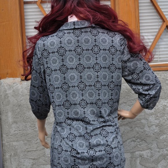 Women's T Shirts V-Neck 3/4 Sleeve Flower print perfect for Work office size 2XL - Picture 2 of 4